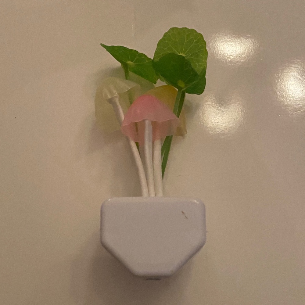 Mushroom LED Night Light with Leaf Accent